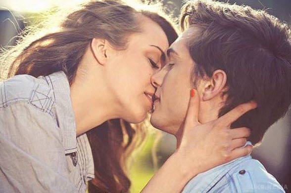 Вчені довели, що поцілунки зміцнюють імунітет. Фахівці порадили парам частіше цілуватися.
