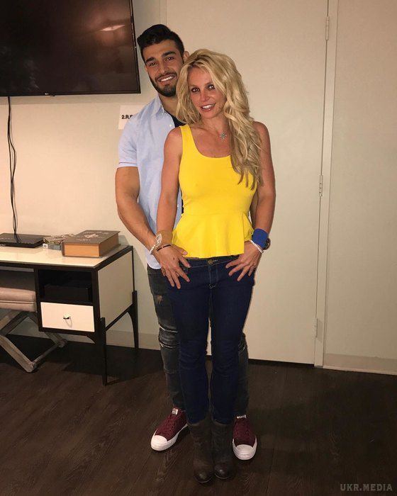 Подробиці весілля Брітні Спірс і Сема Асгарі (фото). Зовсім нещодавно 35-річна Брітні Спірс (Britney Spears) офіційно підтвердила роман з 23-річним манекенником і танцюристом Семом Асгарі (Sam Asghari).