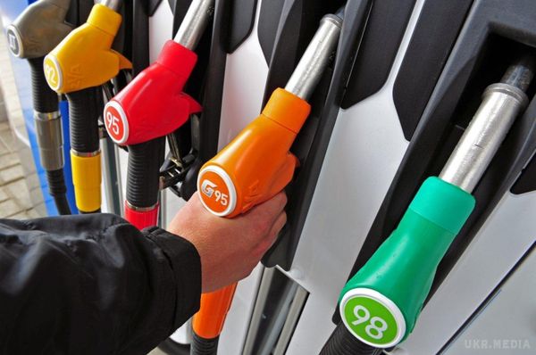 Бензин і газ знову дорожчають: експерти назвали причини. Ціни на бензин, дизпаливо і газ – знову «повзуть» догори.