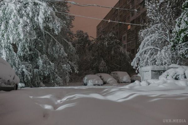 Апокаліпсис в Кишиневі: Фотографії не передають і сотої долі того жаху, що панує в місті (фото, відео). Такого снігопаду в столиці Молдови в квітні не було ніколи.
