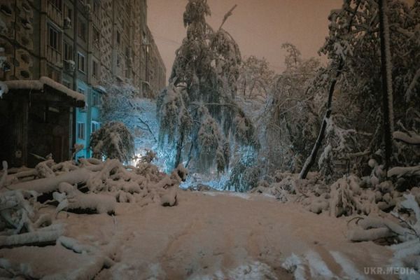 Апокаліпсис в Кишиневі: Фотографії не передають і сотої долі того жаху, що панує в місті (фото, відео). Такого снігопаду в столиці Молдови в квітні не було ніколи.