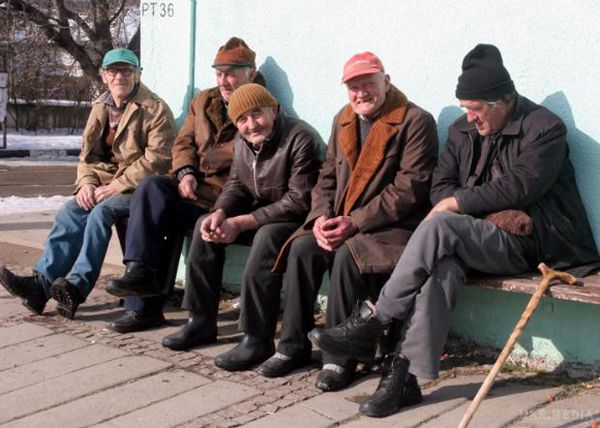 Як живуть та скільки отримують пенсіонери в Україні та в світі - старість - не радість!. До кінця 2017 мінімальна пенсія в Україні зросте з 1247 грн до 1373 грн . 