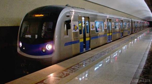 Сьогодні ввечері в Києві будуть закриті 3 станції метро. На час закриття поїзди слідуватимуть повз станцію "Олімпійська". Обмеження почне діяти з 19.00.