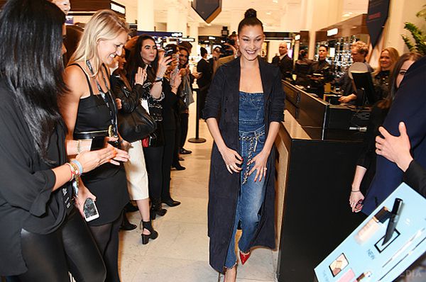 Белла Хадід показала, як носити комбінезон гостромодний. В минулому році 20-річна Белла Хадід була оголошена новою посланницею краси Дому Dior. 