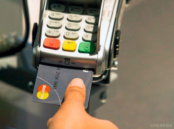 Mastercard презентувала першу кредитку зі сканером відбитка пальця. Платіжна система Mastercard представила перші банківські карти з вбудованим сканером відбитка пальця