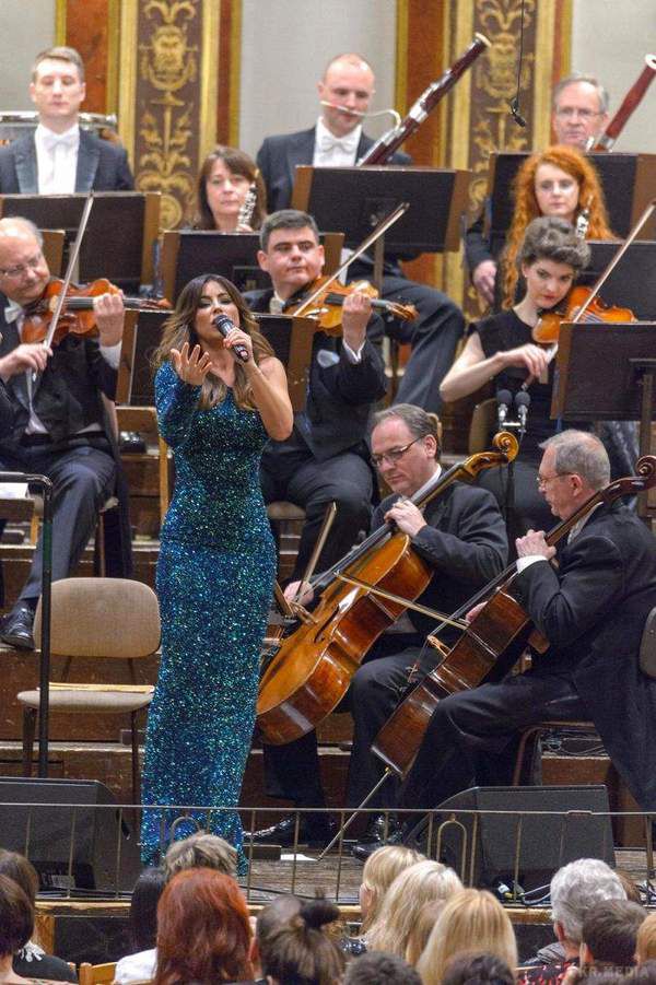 Карколомна Ані Лорак вразила осиною талією в шикарній сукні (фото). Українська співачка підкорила глядачів своїм голосом на благодійному концерті у Відні.