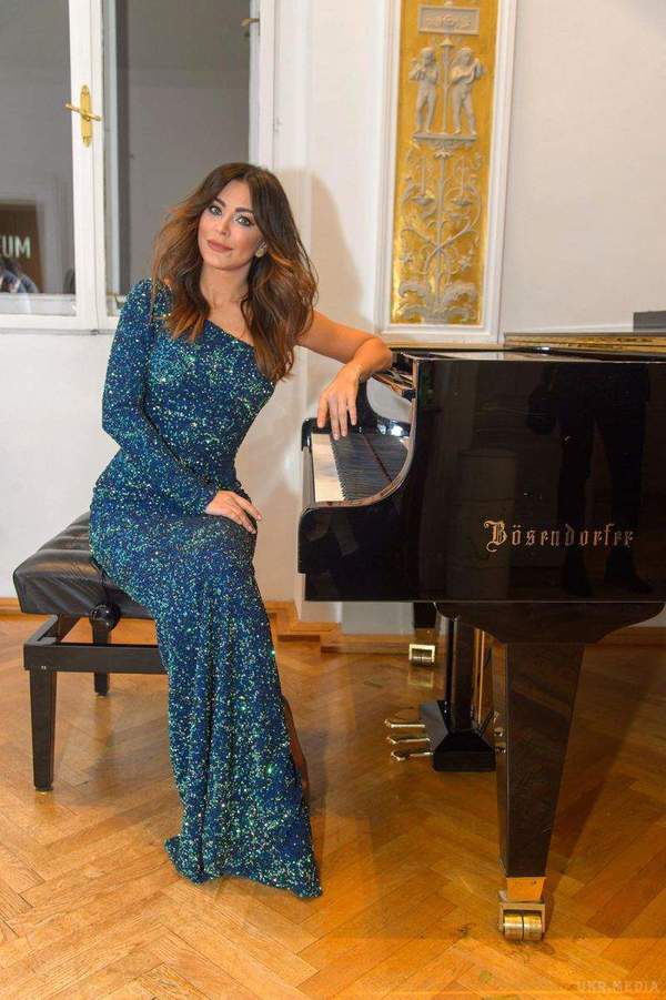 Карколомна Ані Лорак вразила осиною талією в шикарній сукні (фото). Українська співачка підкорила глядачів своїм голосом на благодійному концерті у Відні.