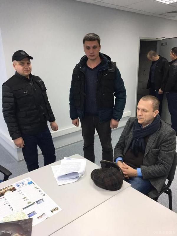 У Борисполі затримали заступника гендиректора Одеського НПЗ (фото). За даними слідства, під керівництвом затриманого було оформлено фіктивне вивезення нафтопродуктів із підприємства.