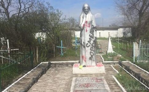 В СБУ розповіли про спаплюжені пам'ятники на Донеччині та спробу дестабілізації. Активізація терористів на Донеччині відбудеться у першій половині травня. 