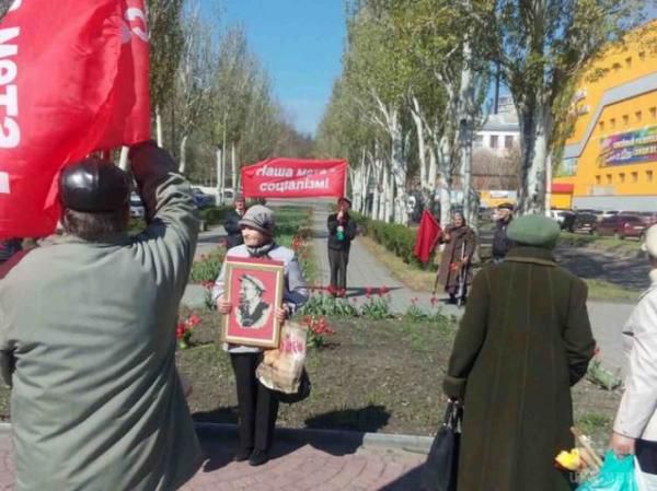 У Мелітополі пенсіонери святкували день народження Леніна (фото). Апологети Леніна поностальгували за радянським життям і розійшлися.