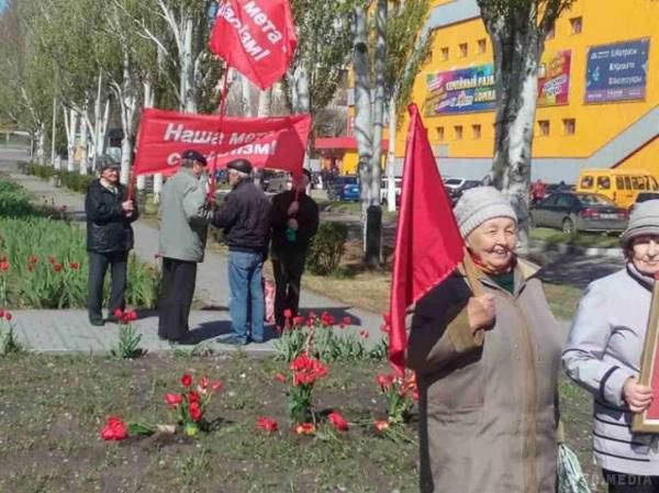 У Мелітополі пенсіонери святкували день народження Леніна (фото). Апологети Леніна поностальгували за радянським життям і розійшлися.