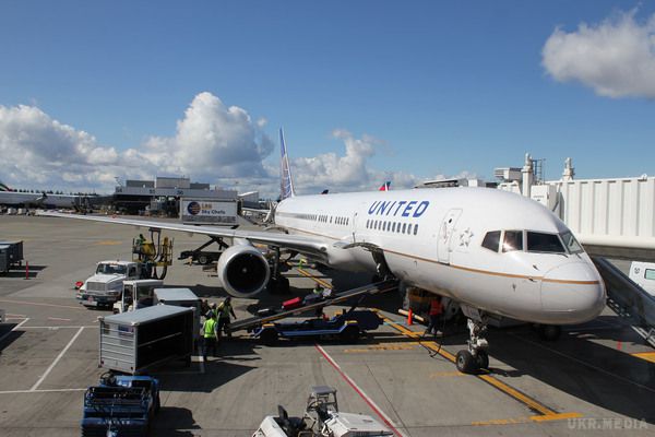United Airlines через скандал з пасажиром змінить систему бонусів. Авіакомпанія United Airlines, що опинилася в центрі скандалу після насильницького виселення пасажира з борту літака, заявила, що відтепер виплата винагород менеджменту буде тісно пов'язана з задоволеністю клієнтів наданими послугами.