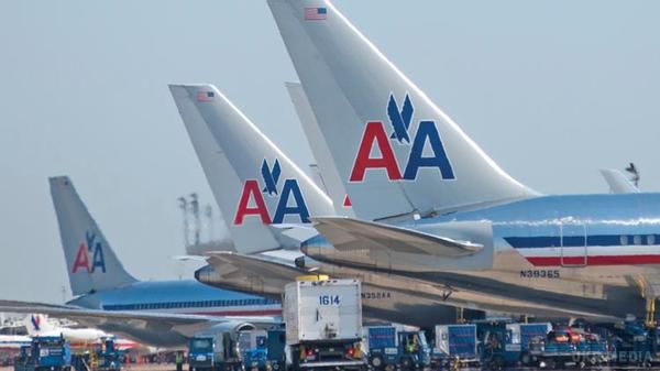 American Airlines звільнила співробітника, який вдарив жінку коляскою. Авіакомпанія American Airlines відсторонила від роботи бортпровідника, після того як він, за словами пасажирів, вдарив коляскою жінку з дитиною.