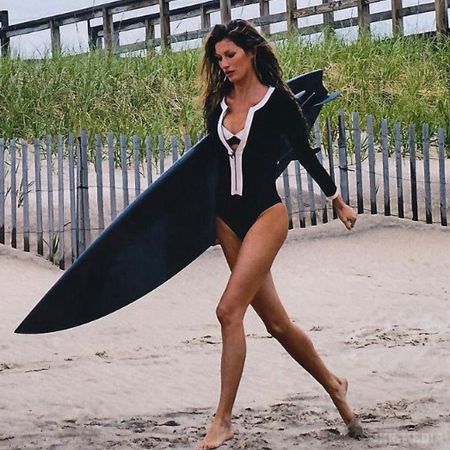 Жизель Бундхен показала фігуру на пляжі і привітала з Днем Землі. Супермодель Жизель Бундхен не так часто тішить шанувальників новими знімками. 