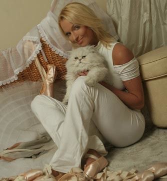 Волочкова опублікувала фото дочки і білого кота. Балерина Анастасія Волочкова показала шанувальникам фотографії дочки, яка грається з білим кошеням. 