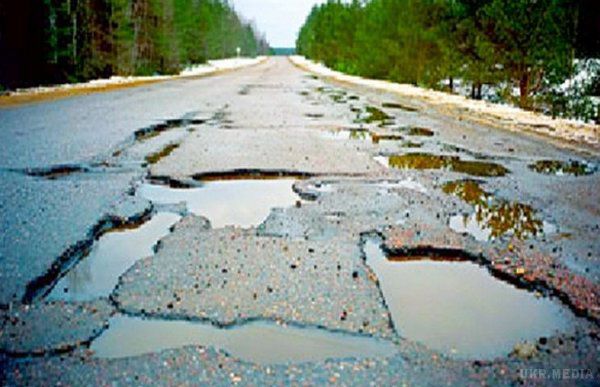 В "Укравтодорі" назвали, в якій області - найгірші дороги.  Руйнувань зазнала майже вся мережа доріг загального користування, окрім ділянок, які ремонтувалися в ході підготовки до «Євро-2012».