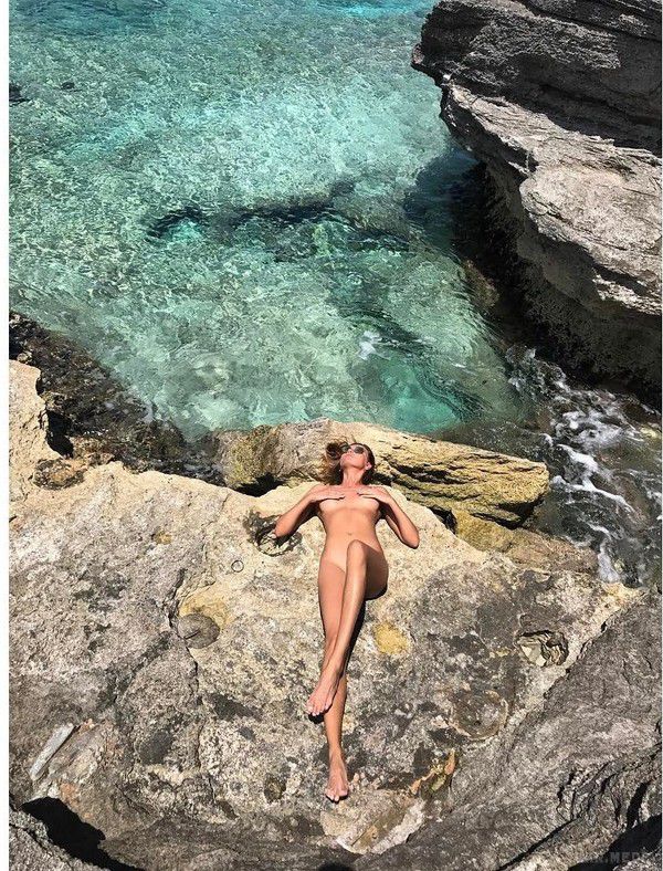 Українська модель Аліна Байкова загоряє на островах топлес (фото). Байкова повністю роздяглася і продемонструвала струнку фігуру.