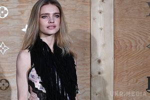 Оце так! Наталя Водянова і Ксенія Собчак вийшли в світ в однакових сукнях від Dior (фото). Супермодель і багатодітна мама доповнила ефектний наряд чокером