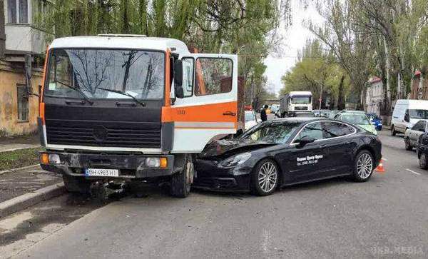В Одесі під час тест-драйву розбили Porshe за три мільйони. Автомобіль врізався в евакуатор.