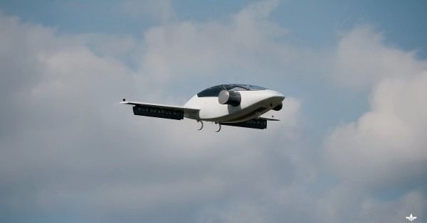 Літаючий автомобіль Lilium Jet здійснив перший політ. Максимальна дальність польоту - 300 км.