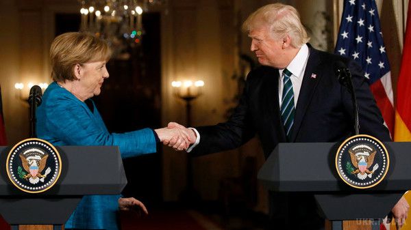 Трамп обговорив з Меркель питання врегулювання конфлікту в Україні. Президент США Дональд Трамп обговорив з канцлером Німеччини Ангелою Меркель питання щодо України, а також конфлікти в Сирії, Ємені та ускладнення ситуації на Корейському півострові, йдеться в повідомленні Білого дому.