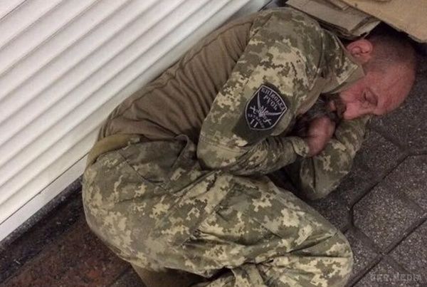 Чому 51-річний боєць АТО спить в київському переході. Чоловіка з Житомира закликали в 2015 році, він служив в 11 батальйоні.