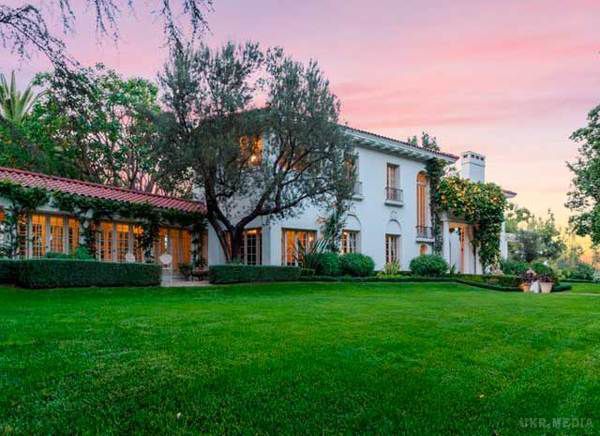 В гостях у Анджеліни Джолі: фото і відео з нового будинку актриси. Днями Анджеліна Джолі купила розкішний особняк в престижному районі Лос-Анджелеса вартістю 25 мільйонів доларів.