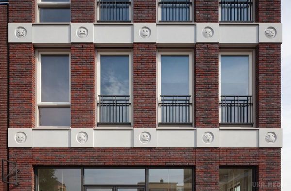 Архітектор з Нідерландів створив смайли на фасаді будівлі. У Нідерландах, архітектор Чангізі Техрані використав смайли емодзі як архітектурний елемент при проектуванні будівлі в Амерсфорті