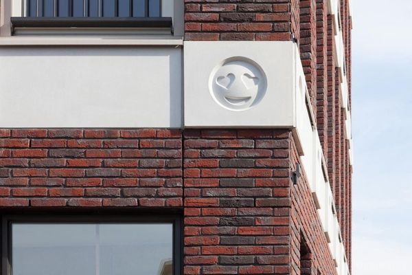 Архітектор з Нідерландів створив смайли на фасаді будівлі. У Нідерландах, архітектор Чангізі Техрані використав смайли емодзі як архітектурний елемент при проектуванні будівлі в Амерсфорті