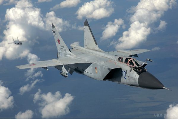 У Росії розбився винищувач МІГ-31. Стало відомо про долю пілотів і перші подробиці катастрофи.