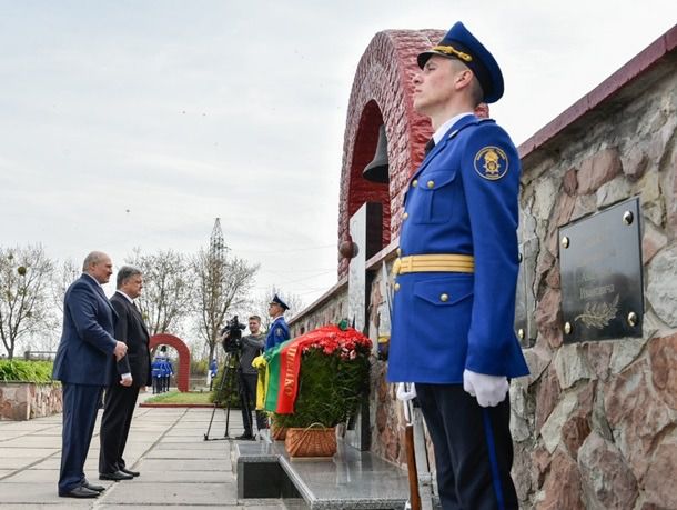 Порошенко і Лукашенко зустрілися у Чорнобилі. Глави держав також обговорять торговельно-економічну сферу і ситуацію на Донбасі.