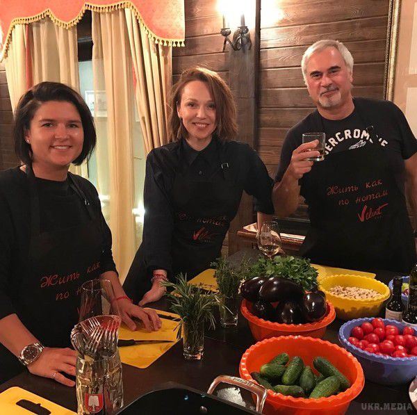Альбіна Джанабаєва вперше опублікувала фото з Валерієм Меладзе. Джанабаєва і Меладзе відображені на кухні за приготуванням вечері