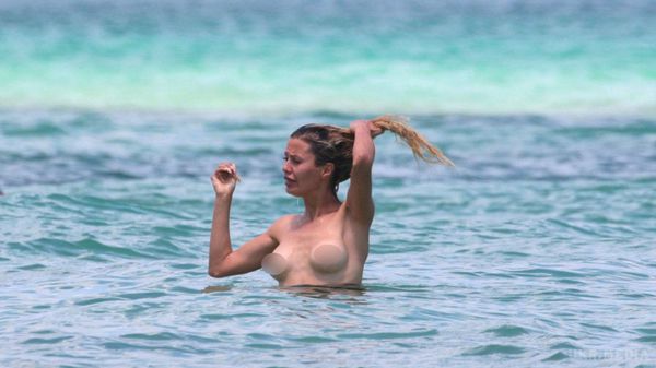 Вікторія Боня показала всі свої голі принади на пляжі в Маямі: опубліковано фото. 37-річна зірка реаліті-шоу і відома тусовщиця Вікторія Боня з'явилася на пляжі в Маямі зовсім гола