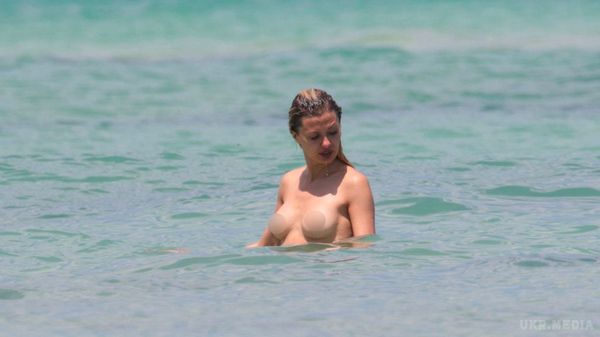 Вікторія Боня показала всі свої голі принади на пляжі в Маямі: опубліковано фото. 37-річна зірка реаліті-шоу і відома тусовщиця Вікторія Боня з'явилася на пляжі в Маямі зовсім гола