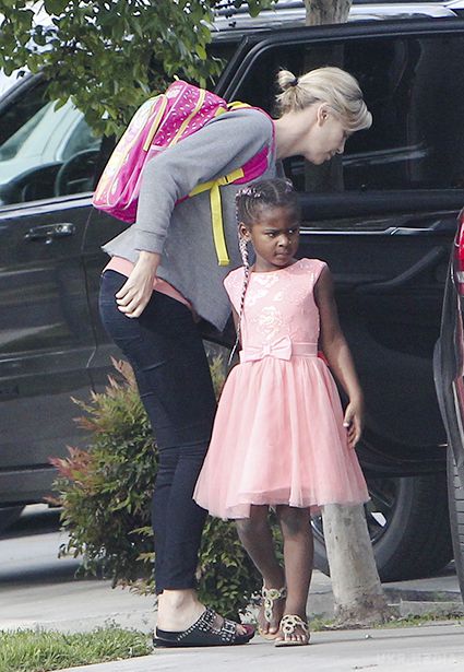 Шарліз Терон продовжує одягати сина в сукні "принцеси". З недавніх пір ми обговорюємо не тільки стиль Шарліз Терон, але і образи 6-річного сина актриси, Джексона. 