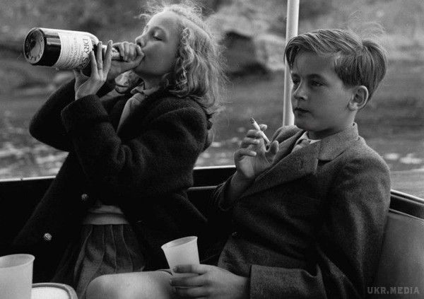 В Мережі 100 раз бачив фото хлопчика, який палить і п'є  дівчинка, але так і не знав... Виявляється, ця фотографія була зроблена в 1955 році принцесою Маріанною Сайн–Вітгенштейн–Сайн і називається...