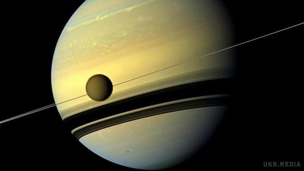 Зонд "Кассіні" на орбіті Сатурна: кращі знімки і раніше недоступні ракурси. Міжпланетний зонд "Кассіні" сьогодні передав останні фото супутника Сатурна. Місія зонда почалася в далекому 1997 році, і постійно фіксувала планету на фотознімках.