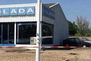 ФОТОФАКТ. У Франції знайшли кинутий автосалон Lada з "дев'ятками". На території центру припарковані нові та вживані машини, в числі яких "вісімки" і "дев'ятки", Lada 110 і 111, а також "Нива" і кабріолет на базі ВАЗ-2108.