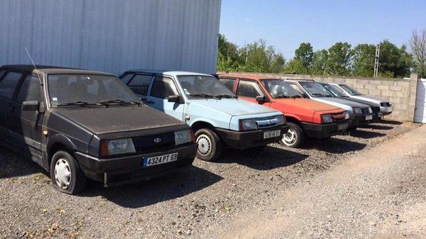 ФОТОФАКТ. У Франції знайшли кинутий автосалон Lada з "дев'ятками". На території центру припарковані нові та вживані машини, в числі яких "вісімки" і "дев'ятки", Lada 110 і 111, а також "Нива" і кабріолет на базі ВАЗ-2108.