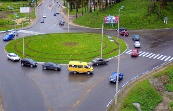 Набув чинності закон, який змінює правило дорожнього руху щодо руху по кільцю. У парламентському виданні "Голос України" опубліковано закон, що змінює правила дорожнього руху щодо руху по кільцю.