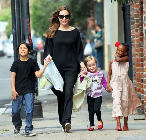 З збільшенням: Анджеліна Джолі стане мамою в сьомий раз. Анджеліна Джолі має намір знову стати матір'ю: актриса збирається усиновити сьому дитину.