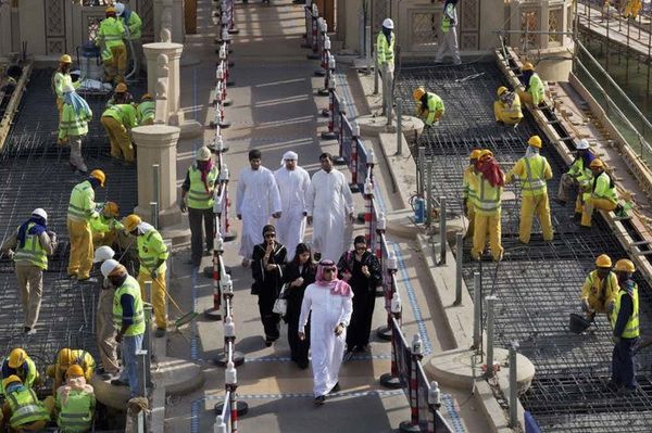 15 приголомшливих фактів про Дубаї.  Це найбільше місто Об'єднаних Арабських Еміратів і просто місце скупчення величезної купи грошей