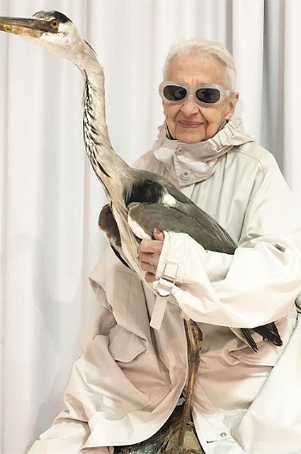 95-річна мешканка Вени підкорила Instagram своїми стильними луками на фоні штор. 95-річна пенсіонерка з австрійської столиці стала новою сенсацією в Instagram: виною тому - її стильні фотографії на тлі білої штори. 