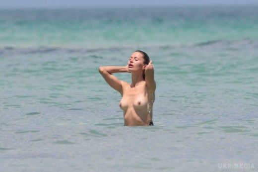 Світська левиця Вікторія Боня: я подумала - зніму під водою купальник, ніхто і не помітить. Уже кілька днів журналісти і шанувальники обговорюють папараційну зйомку, зроблену на пляжі в Маямі.
