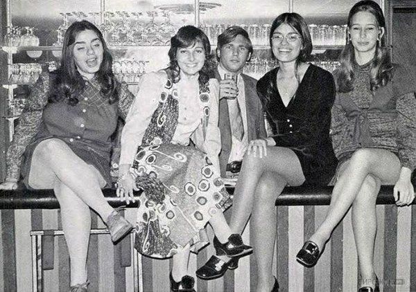Назад у минуле: модні дівчата в стильних міні спідниці (Фото) - назад у минуле. Але спідниці ... Вони бездоганні.... відзначимо, що в наш час мода повернулася, і ці міні спідниці зараз в моді.