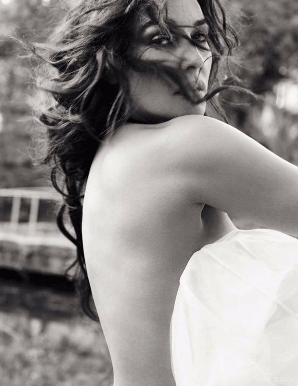 Сексуальна Моніка Беллуччі у відвертій фотосесії -красива, стильна і сексуальна. Під час фотозйомок актриса позувала напівоголеної, злегка прикриваючись мереживними сукнями і прозорими блузами.