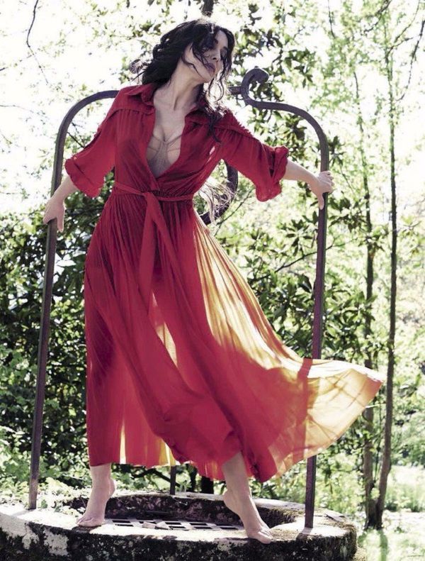 Сексуальна Моніка Беллуччі у відвертій фотосесії -красива, стильна і сексуальна. Під час фотозйомок актриса позувала напівоголеної, злегка прикриваючись мереживними сукнями і прозорими блузами.
