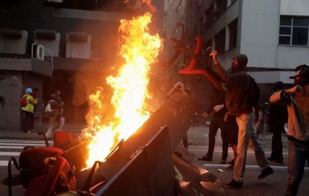 У Бразилії проходить багатомільйонний страйк: Гарячі покришки і зіткнення з поліцією (фото). У страйку взяли участь, зокрема, працівники громадського транспорту, співробітники приватних компаній, банкіри, вчителі.