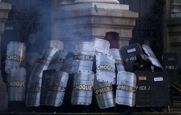 У Бразилії проходить багатомільйонний страйк: Гарячі покришки і зіткнення з поліцією (фото). У страйку взяли участь, зокрема, працівники громадського транспорту, співробітники приватних компаній, банкіри, вчителі.