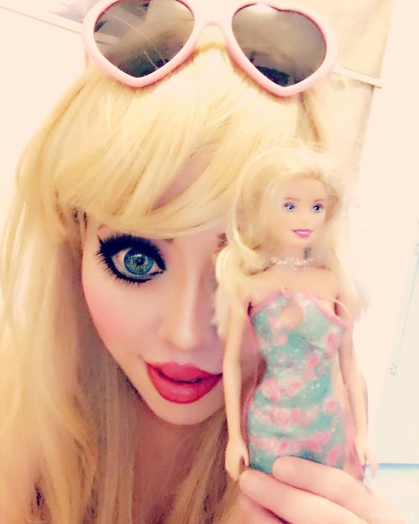 Страшніше страшного: дівчина шокувала своїм ляльковим обличчям (Фото). В майбутньому блондинка планує видалити ребра, збільшити груди і попу.